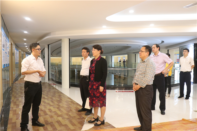 参观2.jpg 参观2.jpg