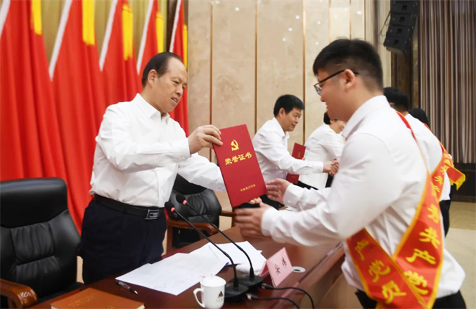 胡玉龙优秀党员颁奖-2024.6.27.jpg 胡玉龙优秀党员颁奖-2024.6.27.jpg